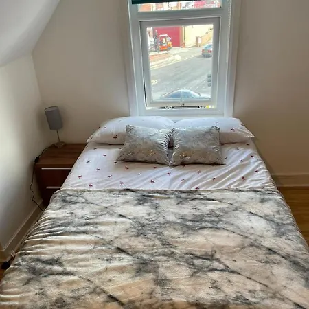 Roundhay Road Studio * Leeds (West Yorkshire)